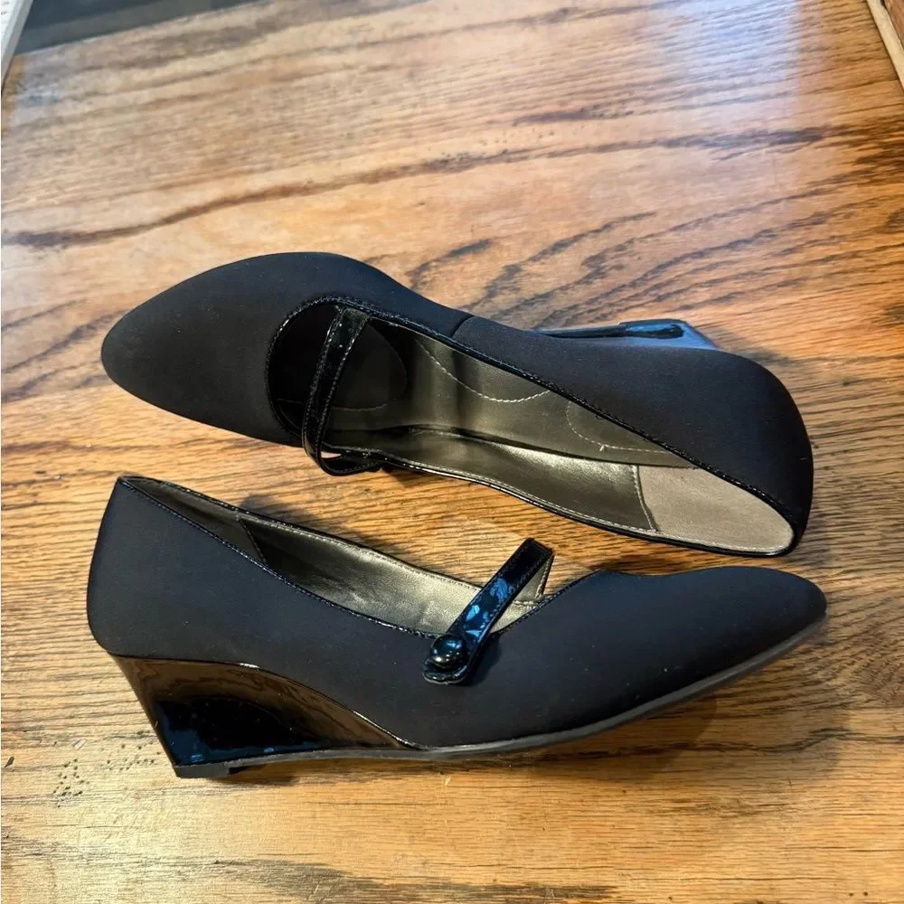 Bandolino Black Mary Jane 2” Wedge Pumps Almond Toe Patent Elastic Strap 7M